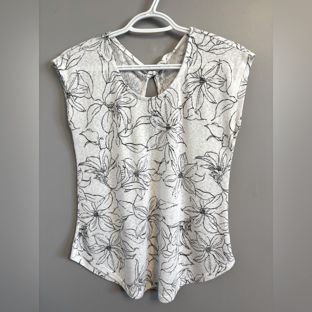 Light knit top with keyhole back